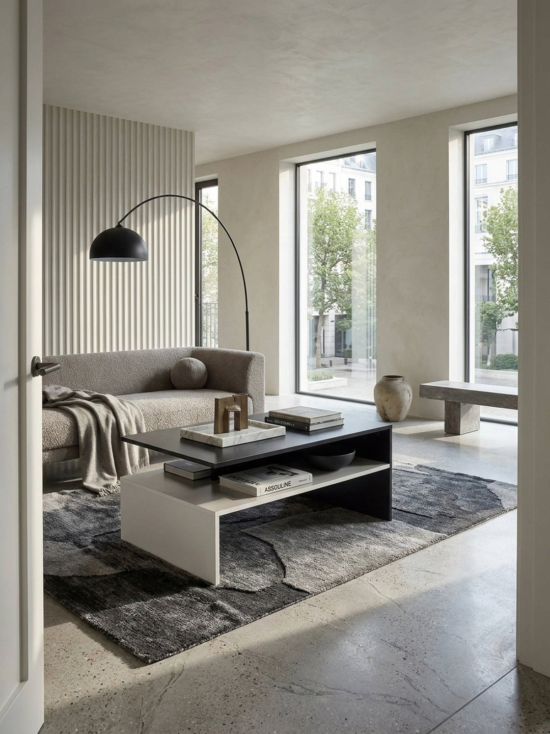 Moderner Couchtisch in Schwarz und Weiß matt 90x60 cm im luxuriösen Wohnzimmer auf hellem Teppich vor einem grauen Sofa_