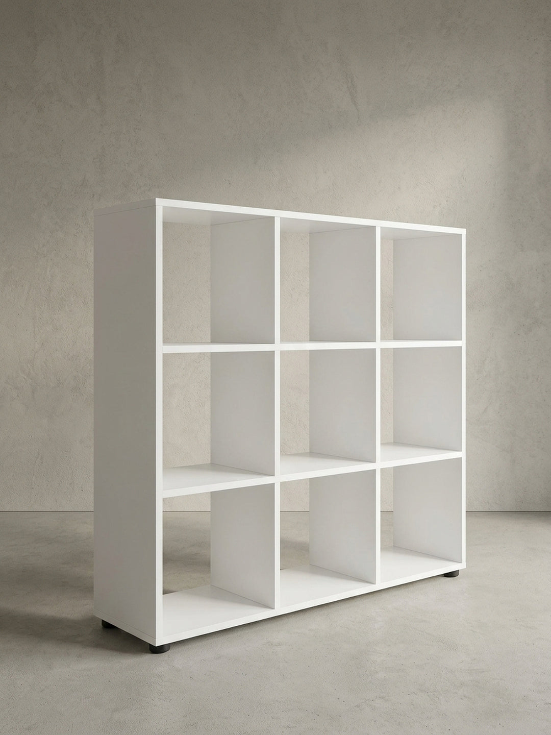 Seitliche Perspektive des freistehenden Bücherregals in Weiß 108x104x29 cm, das die beidseitige Zugänglichkeit durch die komplett fehlende Rückwand demonstriert._