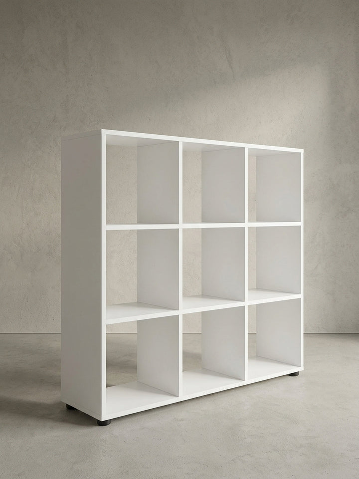 Seitliche Perspektive des freistehenden Bücherregals in Weiß 108x104x29 cm, das die beidseitige Zugänglichkeit durch die komplett fehlende Rückwand demonstriert._