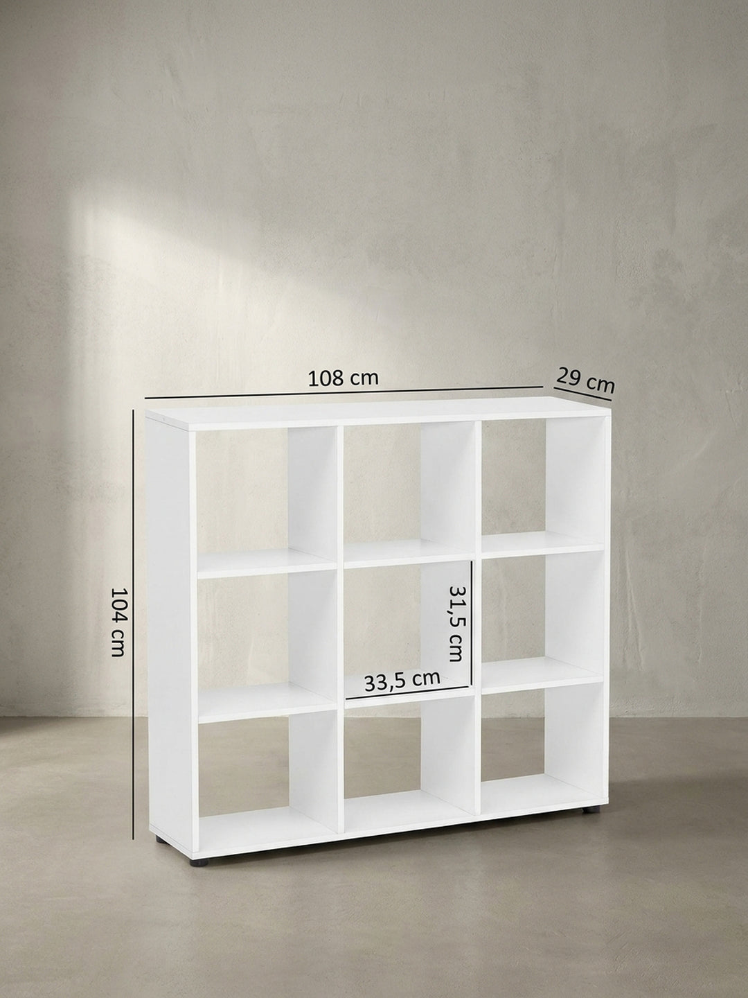 Technische Maßzeichnung des weißen Bücherregals mit einer exakten Gesamthöhe von 104 cm, einer Breite von 108 cm und quadratischen Innenmaßen der Fächer._