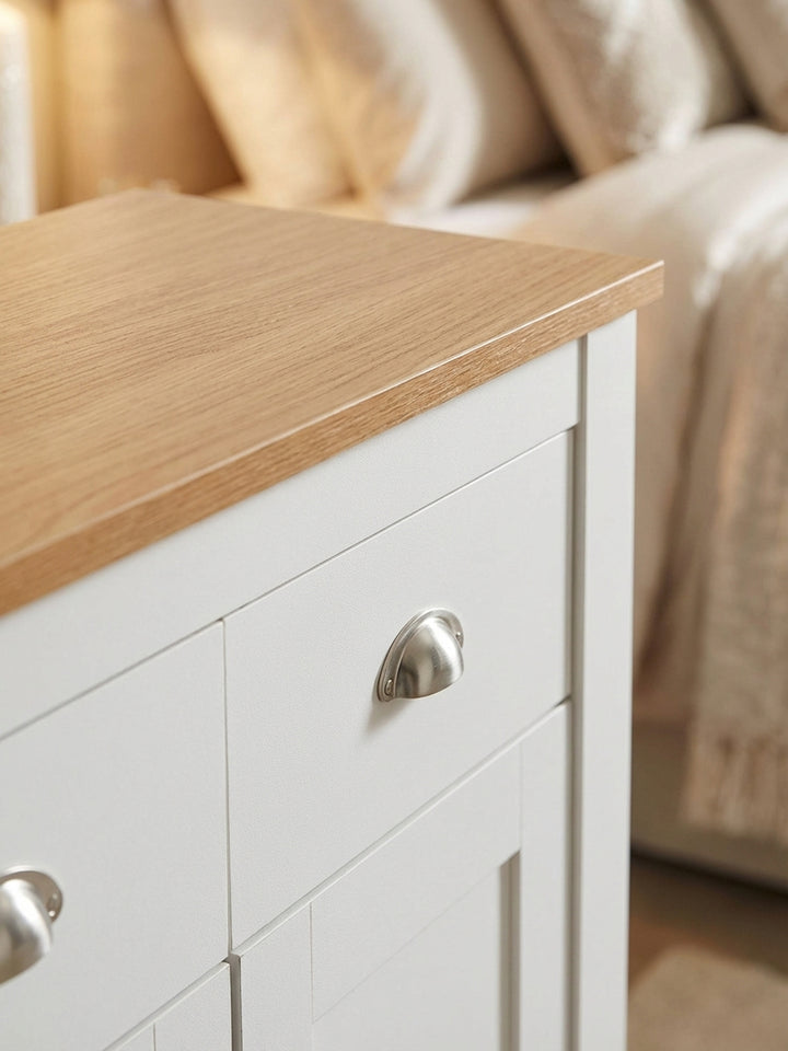 Nahaufnahme der Tischplatte des Sideboards in Eichenoptik, die die feine Holzmaserung und die hochwertige Oberflächenbeschaffenheit hervorhebt._