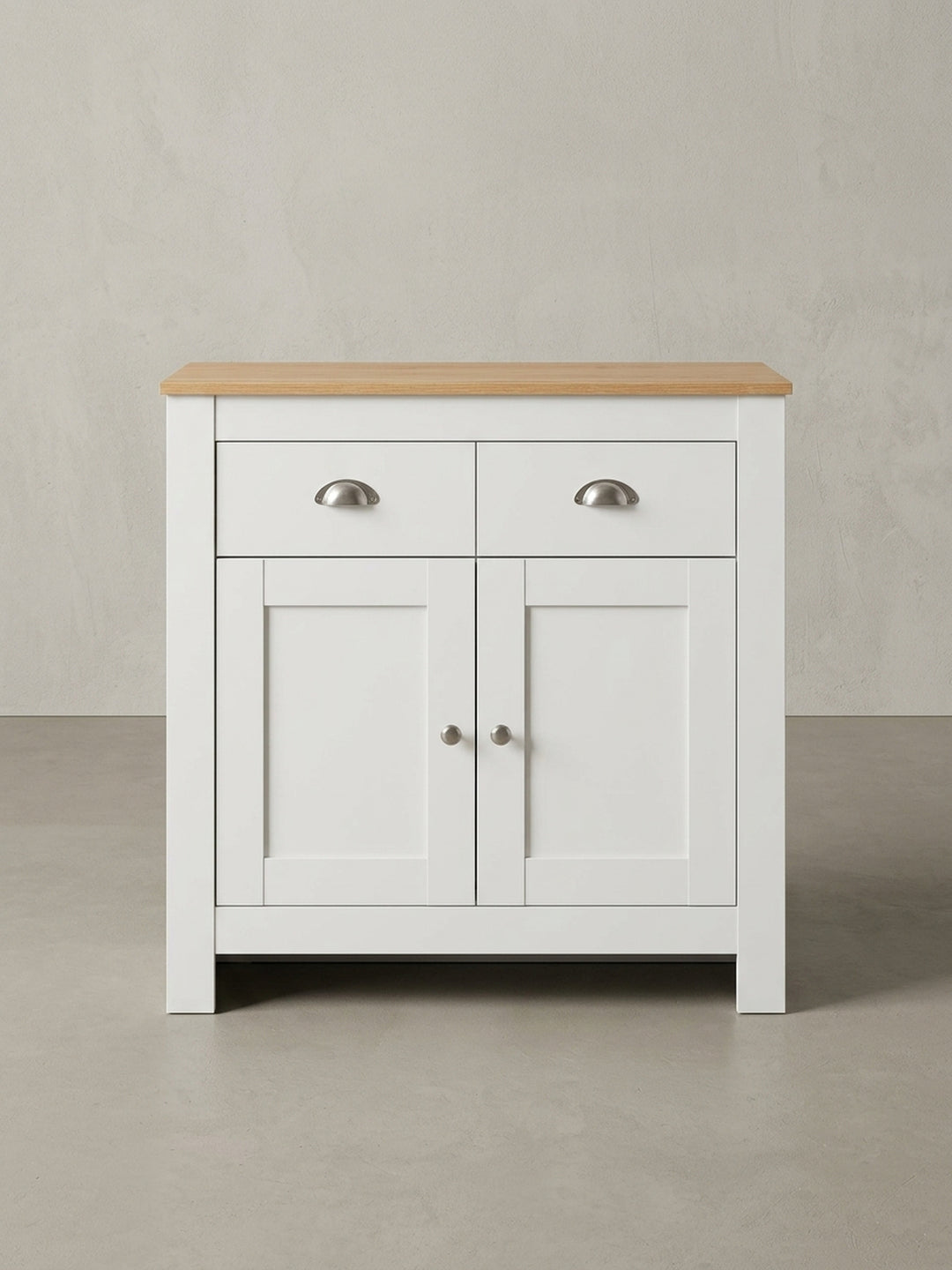 Schubladenkommode aus der Dreiviertel-Perspektive, die die Tiefe von 34,5 cm und die eleganten Aluminiumgriffe im Muscheldesign zeigt._