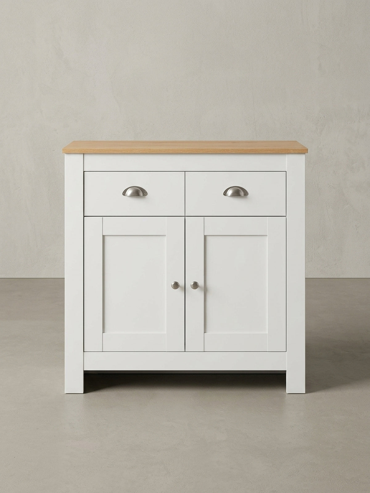 Schubladenkommode aus der Dreiviertel-Perspektive, die die Tiefe von 34,5 cm und die eleganten Aluminiumgriffe im Muscheldesign zeigt._