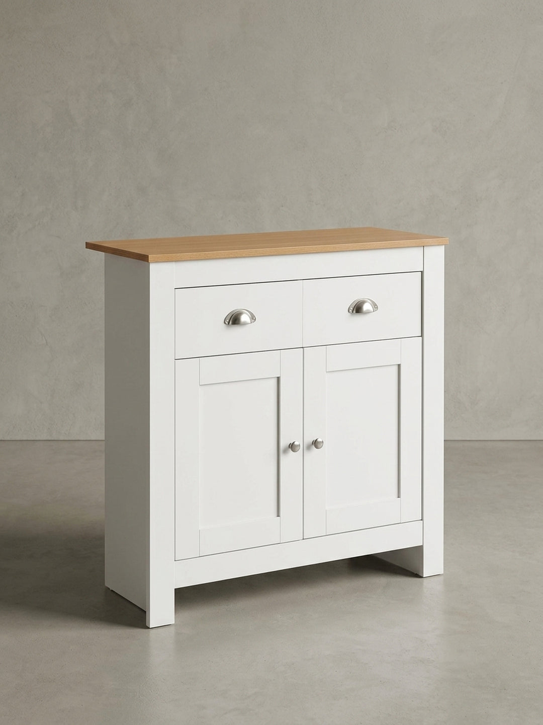 Gesamtübersicht der Kommode im Landhausstil, die Kombination aus weißem Korpus, Eichenplatte und Metallgriffen für ein zeitloses Design._