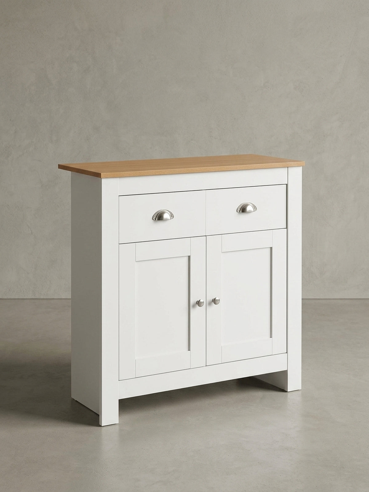Gesamtübersicht der Kommode im Landhausstil, die Kombination aus weißem Korpus, Eichenplatte und Metallgriffen für ein zeitloses Design._