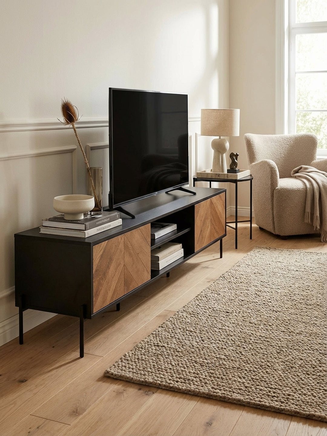 Design TV-Kommode aus der Vogelperspektive, zeigt die großzügige Ablagefläche von 163x40 cm und die harmonische Integration in den modernen Wohnbereich._