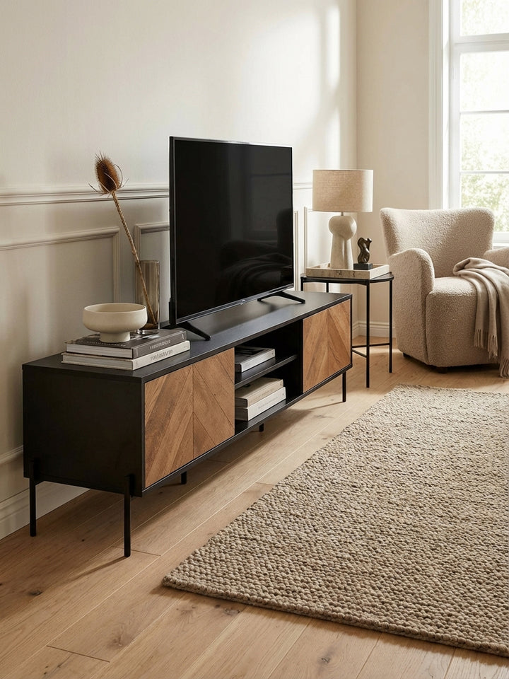 Design TV-Kommode aus der Vogelperspektive, zeigt die großzügige Ablagefläche von 163x40 cm und die harmonische Integration in den modernen Wohnbereich._