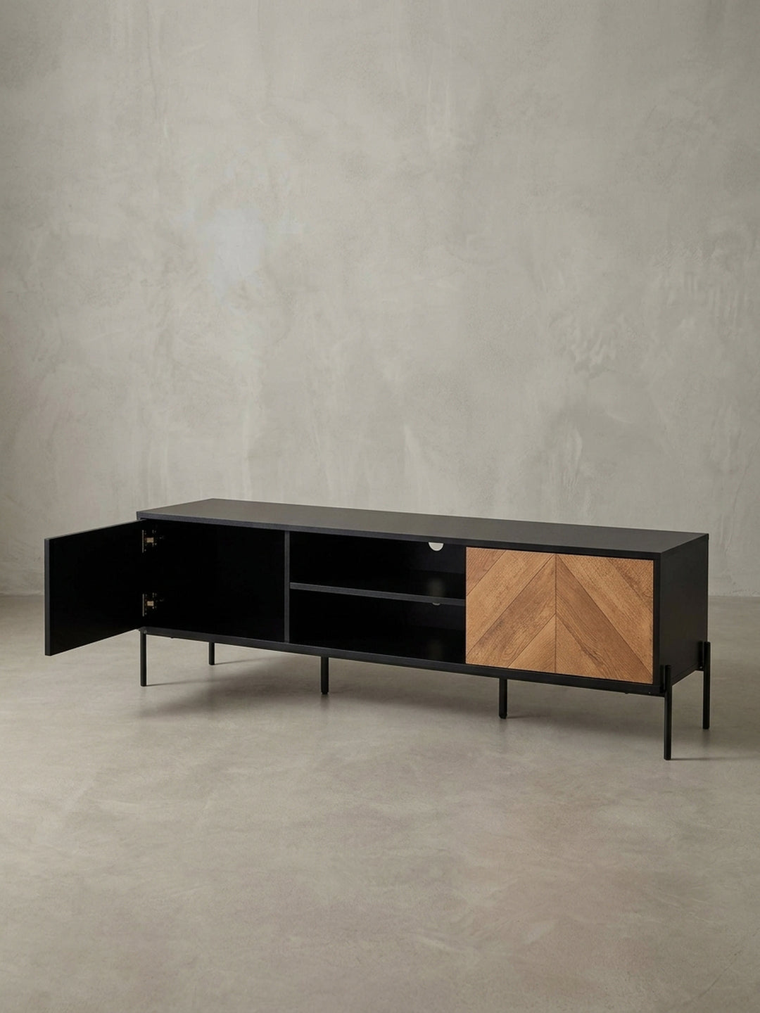 Fernsehkommode mit zwei Türen und offenen Fächern, eine elegante Kombination aus Funktionalität und Design in Schwarz und dunkler Eichenoptik._