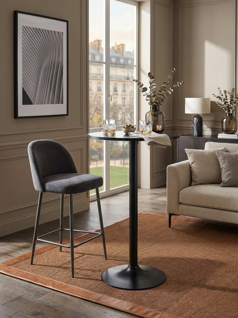 Nahaufnahme der matt-schwarzen, lackierten MDF-Tischplatte eines modernen Bistrotischs, die glatte und pflegeleichte Oberfläche zeigend._