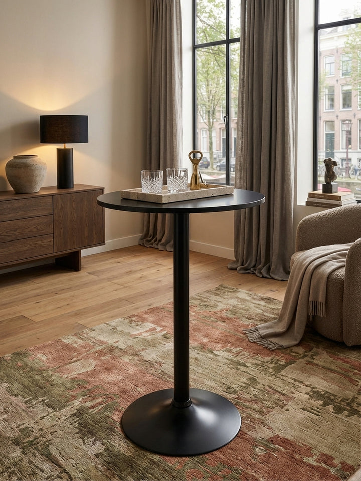 Eleganter schwarzer Bartisch mit 60 cm Durchmesser in einem modern eingerichteten Wohnzimmer, ideal als Stehtisch für Drinks._