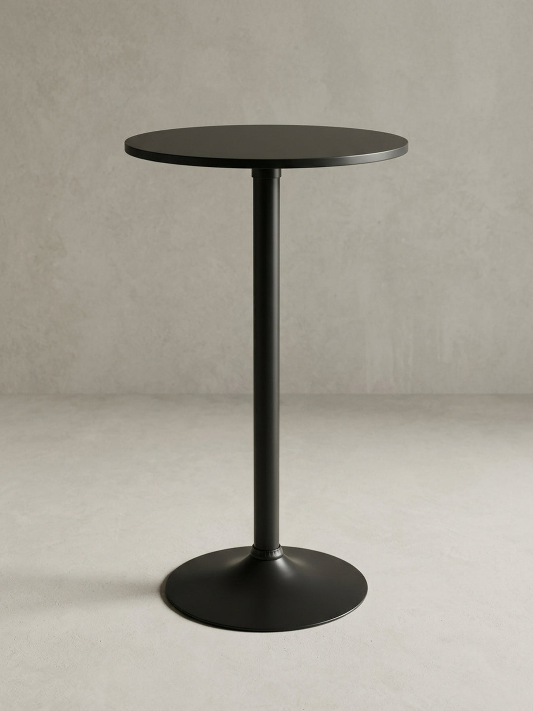 Schwarzer Stehtisch in der 3/4-Ansicht, die schlanke Silhouette des 100 cm hohen Partytisches und den runden 60 cm Tischdurchmesser betonend._