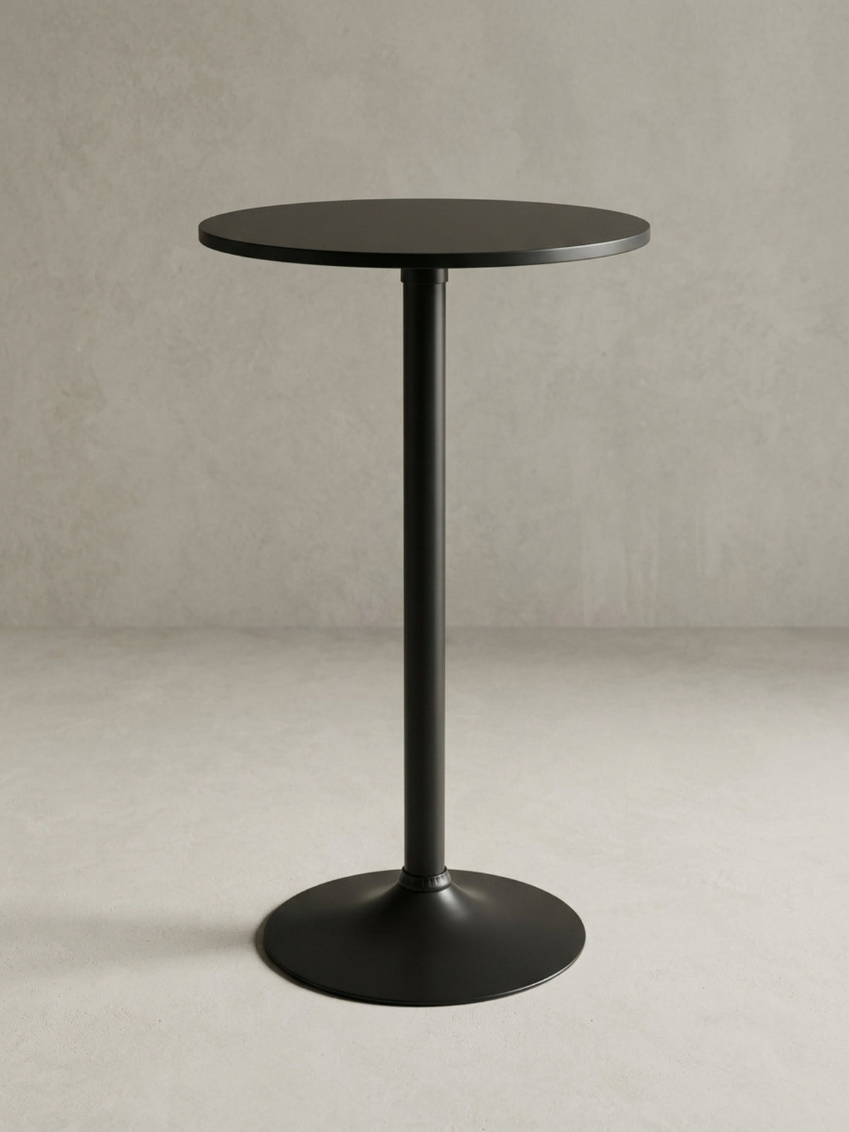 Schwarzer Stehtisch in der 3/4-Ansicht, die schlanke Silhouette des 100 cm hohen Partytisches und den runden 60 cm Tischdurchmesser betonend._