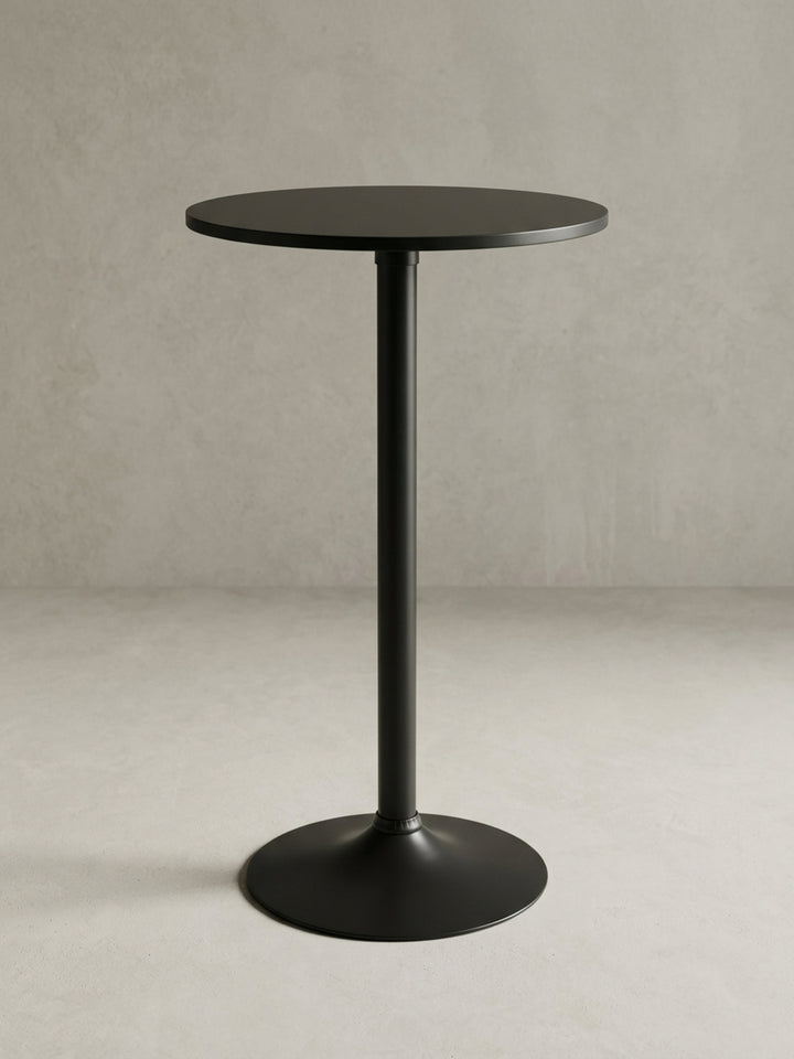 Schwarzer Stehtisch in der 3/4-Ansicht, die schlanke Silhouette des 100 cm hohen Partytisches und den runden 60 cm Tischdurchmesser betonend._