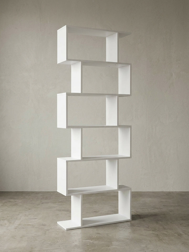 Weißes Bücherregal 70 x 24 x 191 cm in Frontalansicht vor weißem Hintergrund. Das freistehende Standregal zeigt sechs offene Fächer im asymmetrischen Zick-Zack-Muster für Wohnräume._