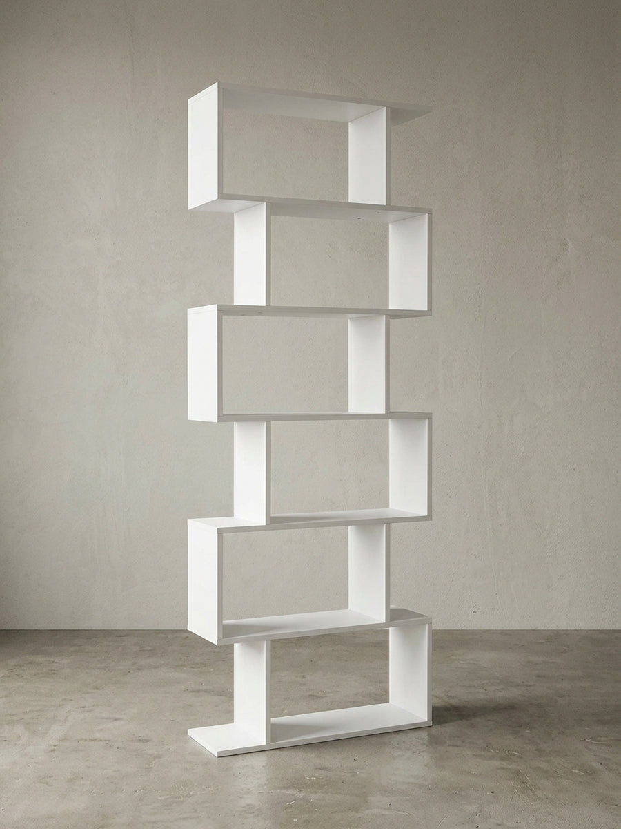 Weißes Bücherregal 70 x 24 x 191 cm in Frontalansicht vor weißem Hintergrund. Das freistehende Standregal zeigt sechs offene Fächer im asymmetrischen Zick-Zack-Muster für Wohnräume._