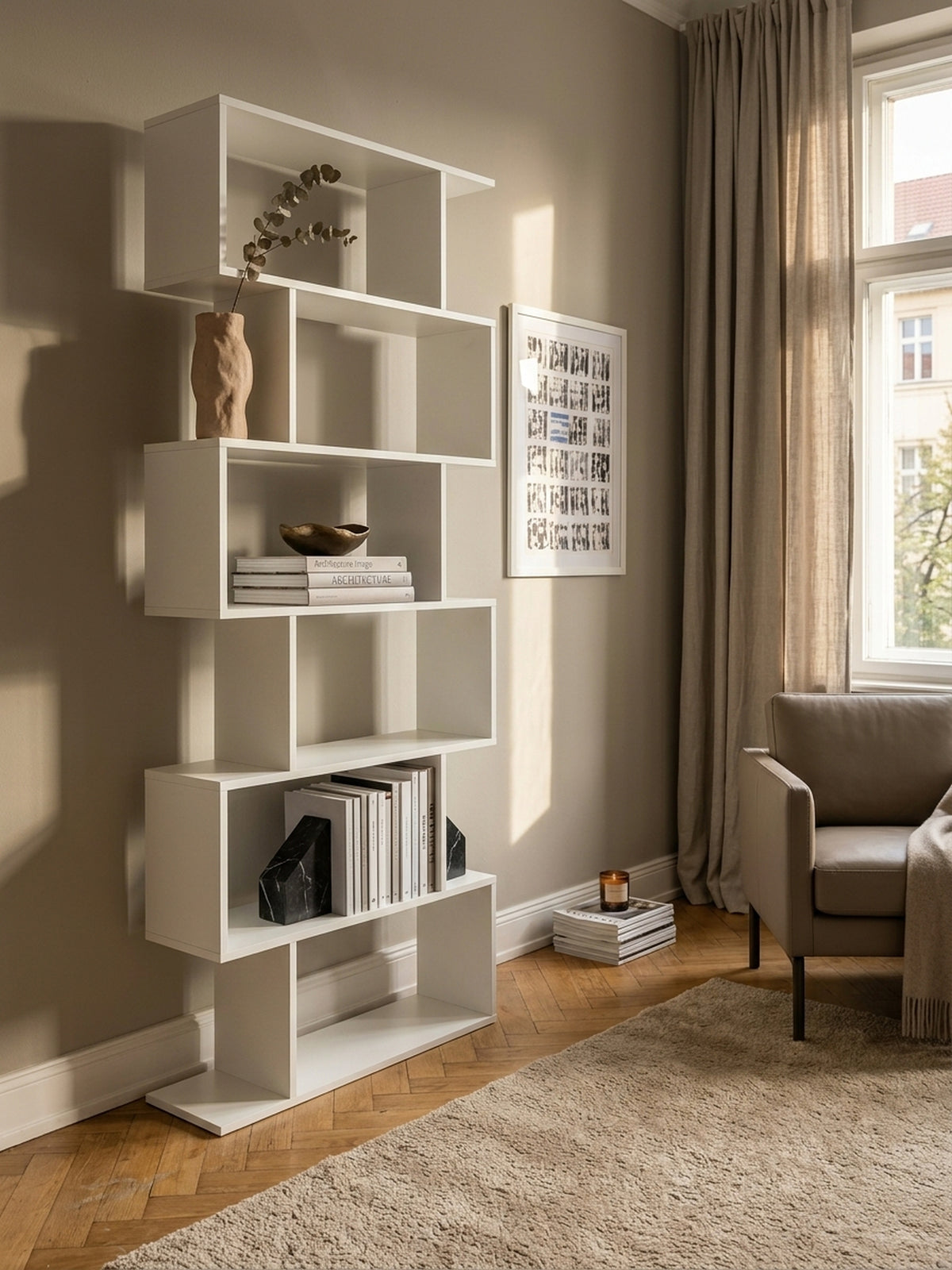 Draufsicht auf das schmale weiße Aktenregal im modernen Home-Office. Das offene Aufbewahrungsregal zeigt seine 24cm Tiefe und die asymmetrische Fächeraufteilung im eleganten Raum.