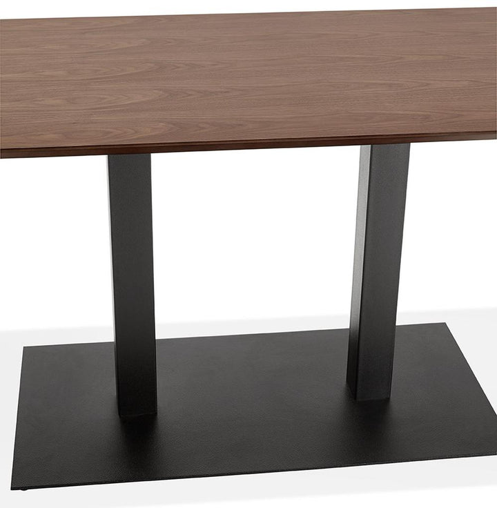 Robuster Tisch mit einer Holzplatte in Nussbaumoptik - ideal für bis zu 6 Personen_