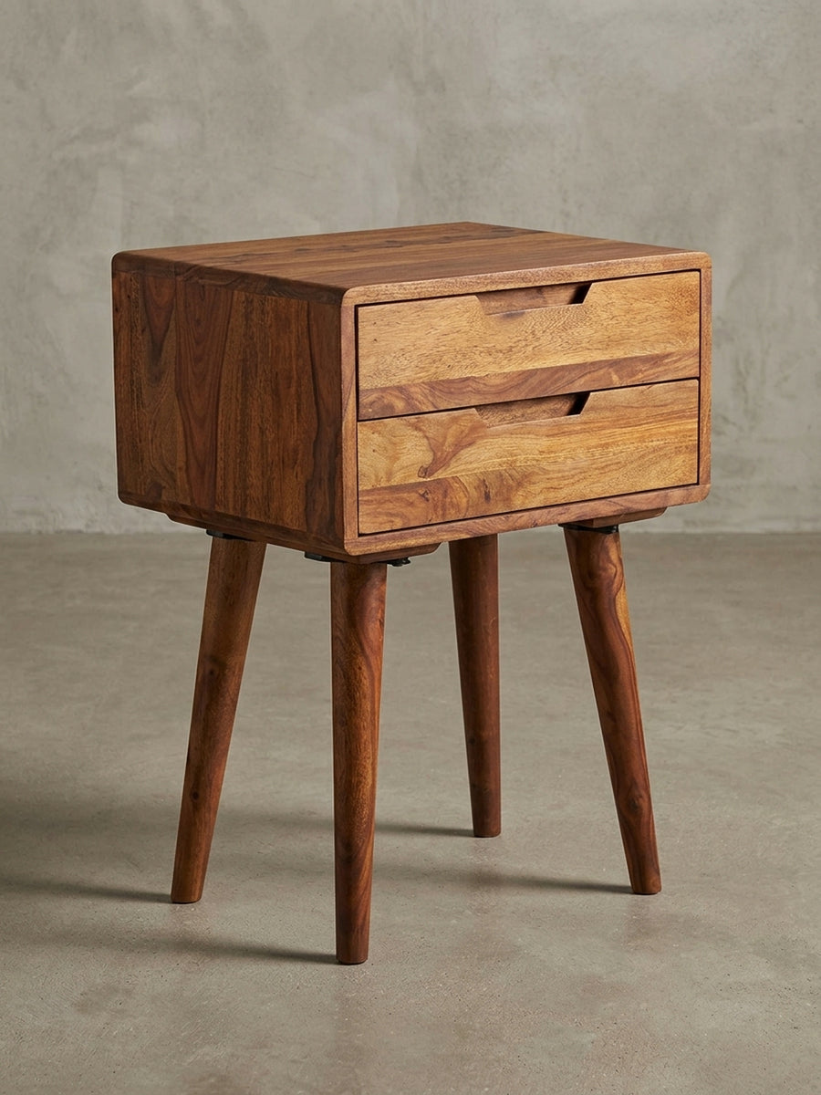 Freigestellter Nachttisch aus Sheesham Massivholz in Frontalansicht. Der 66cm hohe Nachtschrank zeigt zwei geräumige Schubladen mit dezenten, eingefrästen Griffmulden im Landhausstil._