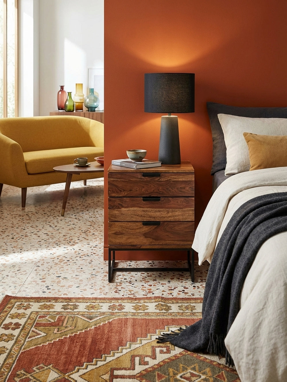 Nahaufnahme der einzigartigen Maserung von massivem Sheeshamholz. Die mit Klarlack versiegelte Oberfläche des Nachttisches zeigt die lebendige und warme Textur des Holzes._