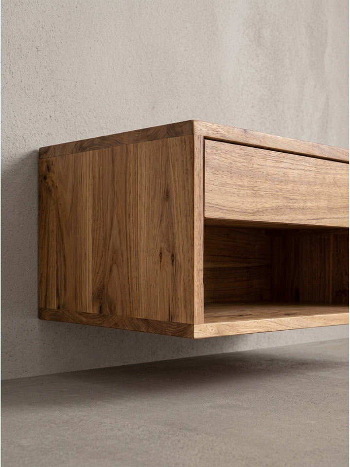Massivholz-Nachttisch für die Wandmontage im modernen Landhausstil schräg von vorn_