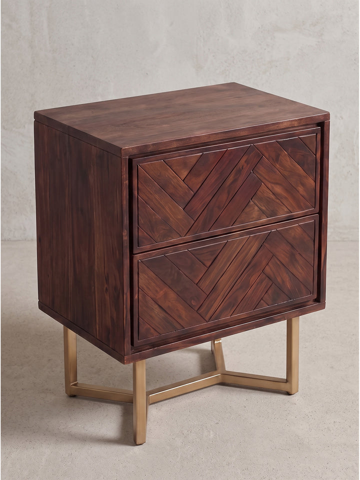 Modern-klassischer Nachtschrank aus Akazie mit zwei Schubladen im Fischgrät-Design und gekreuzten Metallbeinen in der Seitenansicht_