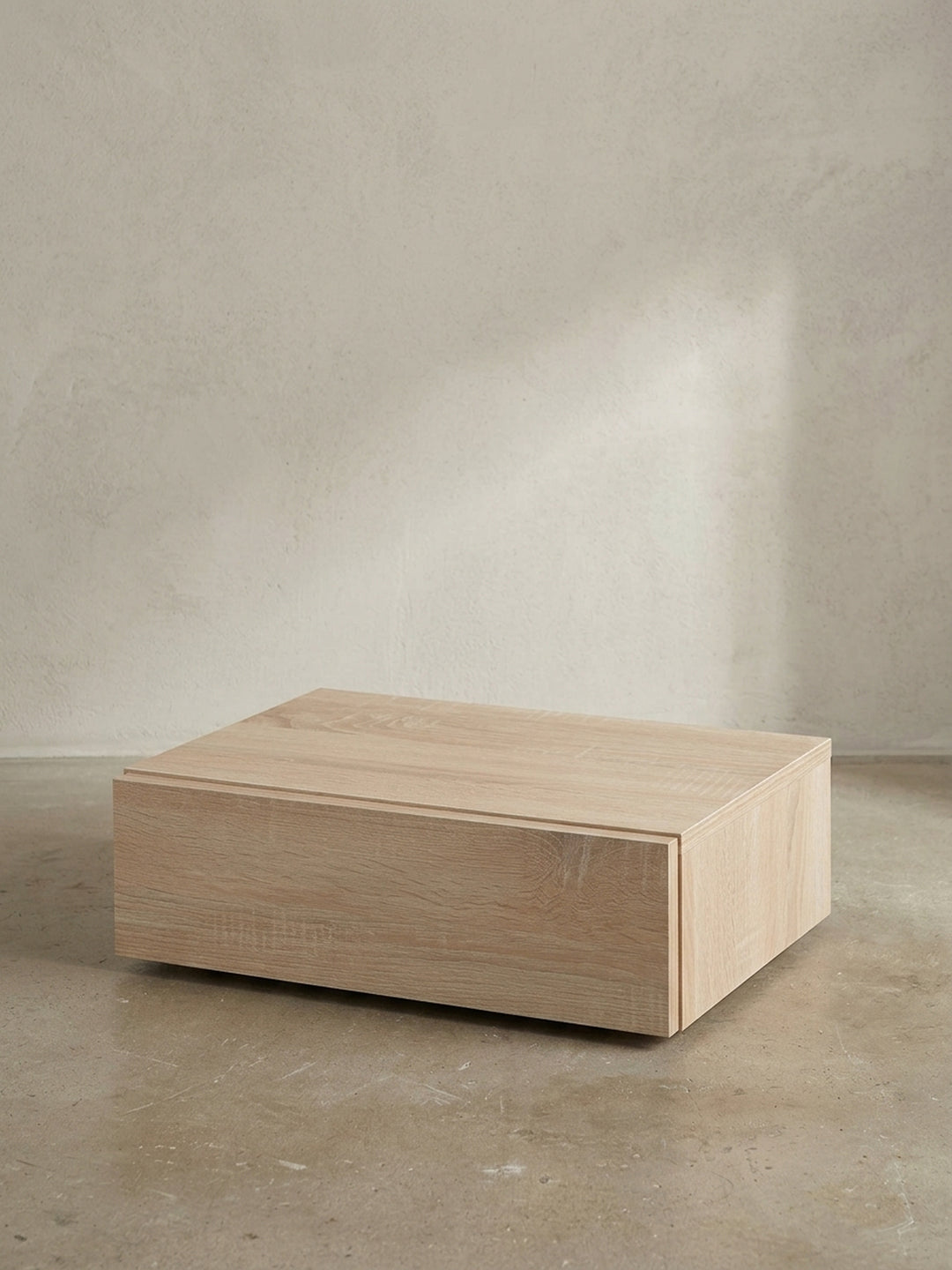 Schwebender Nachttisch in Eichenoptik 46x15x30 cm freigestellt vor weißem Hintergrund mit bündig geschlossener Front._