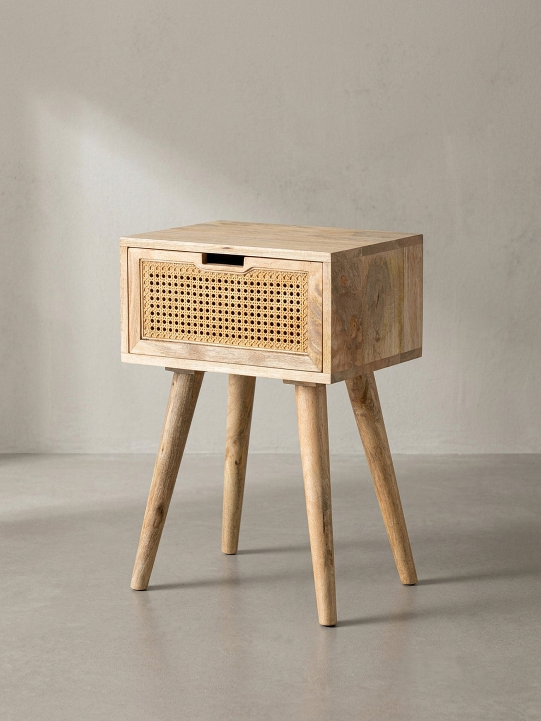 Seitenansicht des skandinavischen Nachttisches, die die konische Form der Massivholzbeine und die kompakte Tiefe von 30 cm für kleine Schlafzimmer verdeutlicht._