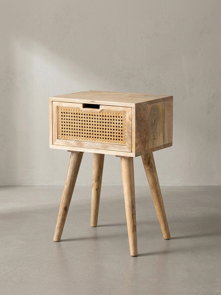 Seitenansicht des skandinavischen Nachttisches, die die konische Form der Massivholzbeine und die kompakte Tiefe von 30 cm für kleine Schlafzimmer verdeutlicht._