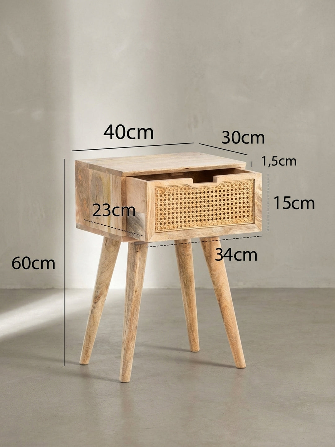 Nachttisch mit exakten Abmessungen: Eine Gesamthöhe von 60 cm, Breite von 40 cm und Tiefe von 30 cm, ideal als Nachtkommode für Boxspringbetten._