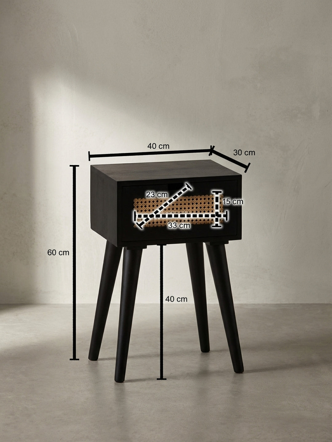 Nachttisch mit exakten Maßen: 60 cm Höhe, 40 cm Breite und 30 cm Tiefe, ideal für höhere Boxspringbetten und kleine Schlafzimmer._