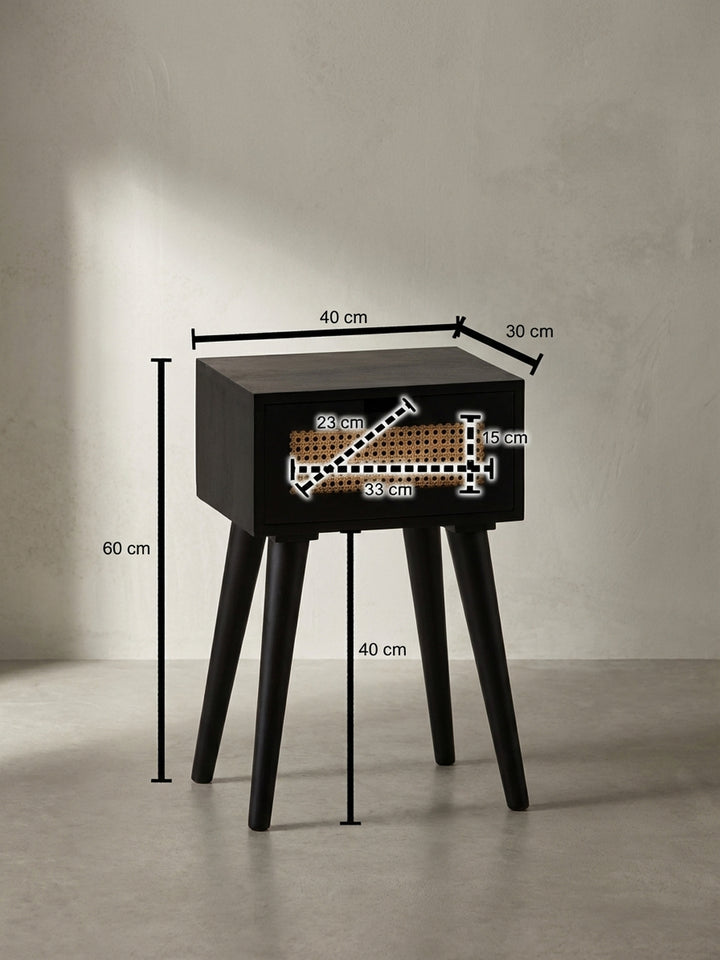 Nachttisch mit exakten Maßen: 60 cm Höhe, 40 cm Breite und 30 cm Tiefe, ideal für höhere Boxspringbetten und kleine Schlafzimmer._