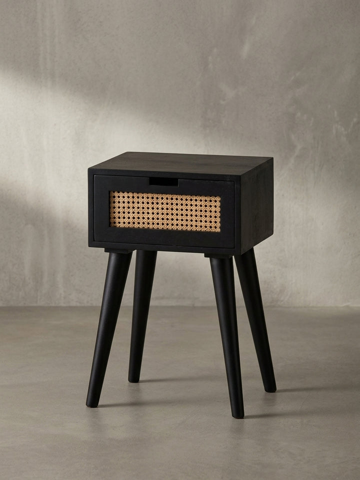 Gesamtansicht des eleganten Nachttisches aus schwarzem Mangoholz und Rattan, der skandinavisches Design mit einem Hauch von Boho-Chic verbindet._