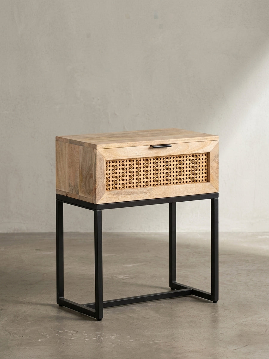 Seitenansicht der schmalen Nachtkonsole, ideal für kleine Schlafzimmer, mit Fokus auf das minimalistische Eisengestell._