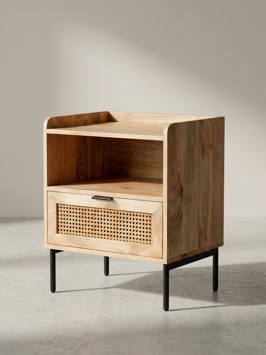 Nahaufnahme des eleganten schwarzen Metallgriffs und der handgefertigten Struktur des Wiener Geflechts an der Schubladenfront der Konsole._