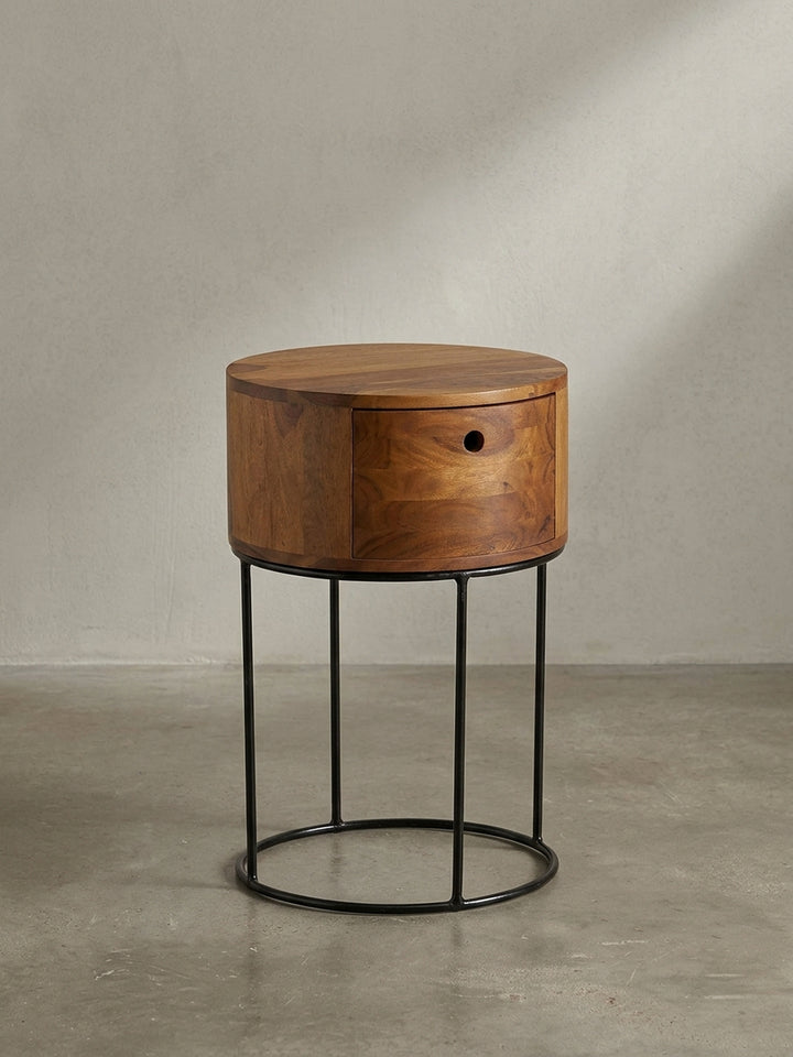 Gesamtansicht des runden Nachttisches aus Massivholz, der modernes Design mit der natürlichen Schönheit von Sheesham-Holz vereint._