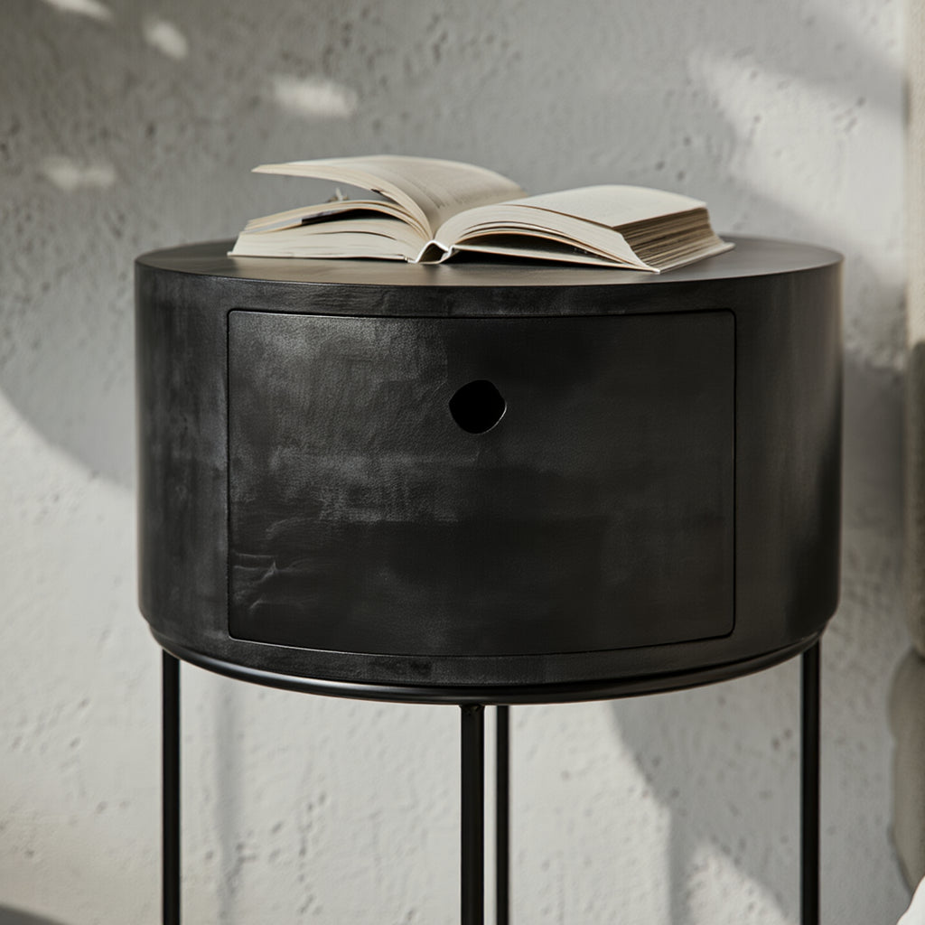 Detailaufnahme schwarze Nachtkonsole aus Mango Massivholz mit praktischer Schublade_
