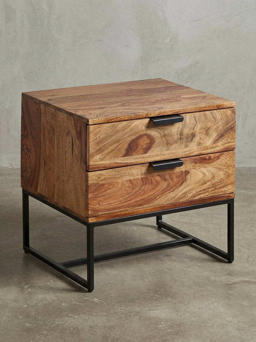 Nachttisch aus massivem Sheeshamholz mit schwarzem Metallgestell, freigestellt auf weißem Hintergrund, Frontansicht mit zwei Schubladen._