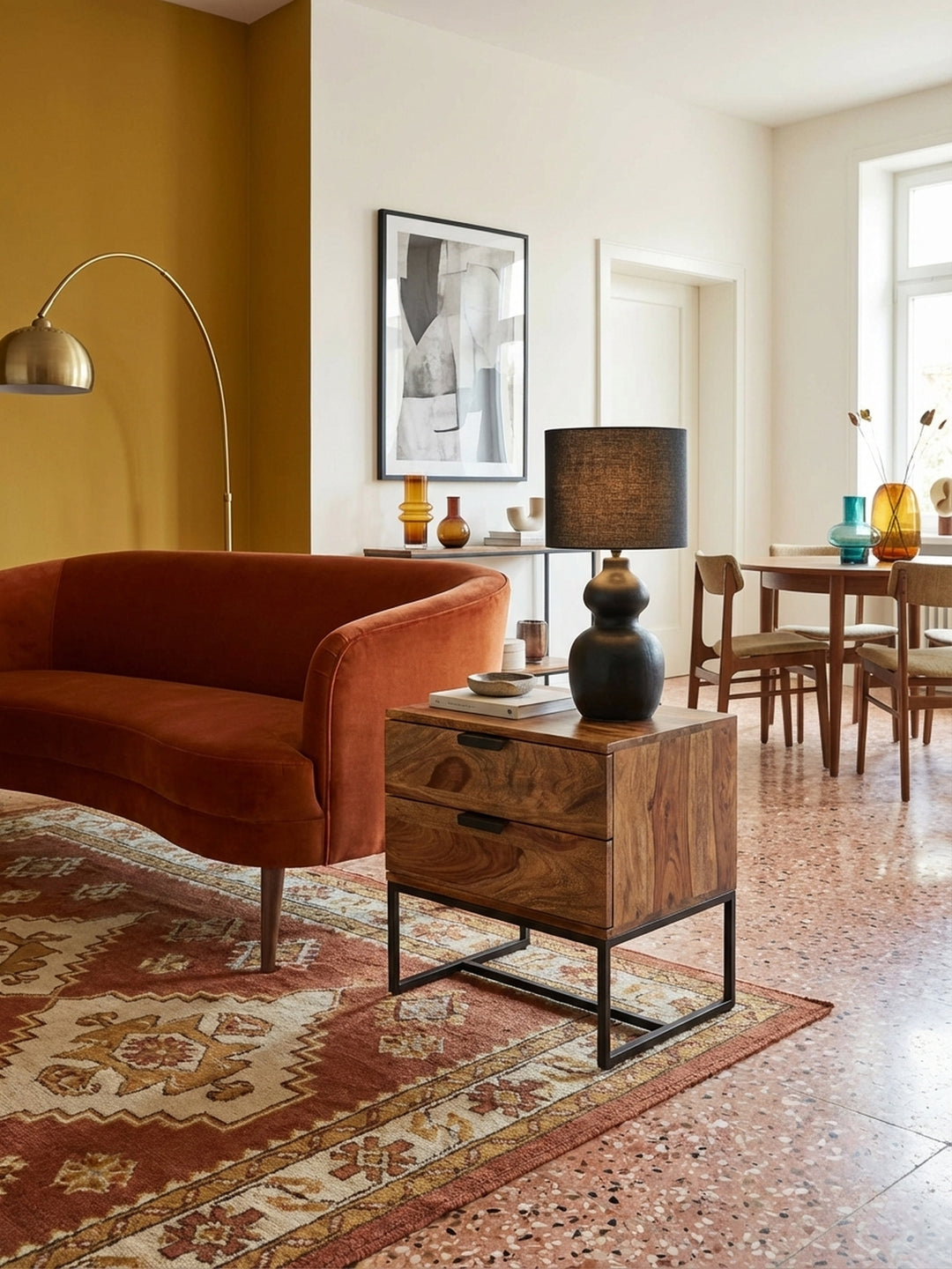 Eleganter Nachttisch aus Sheesham Massivholz neben einem modernen Boxspringbett in einem stilvoll eingerichteten Schlafzimmer mit Holzboden._