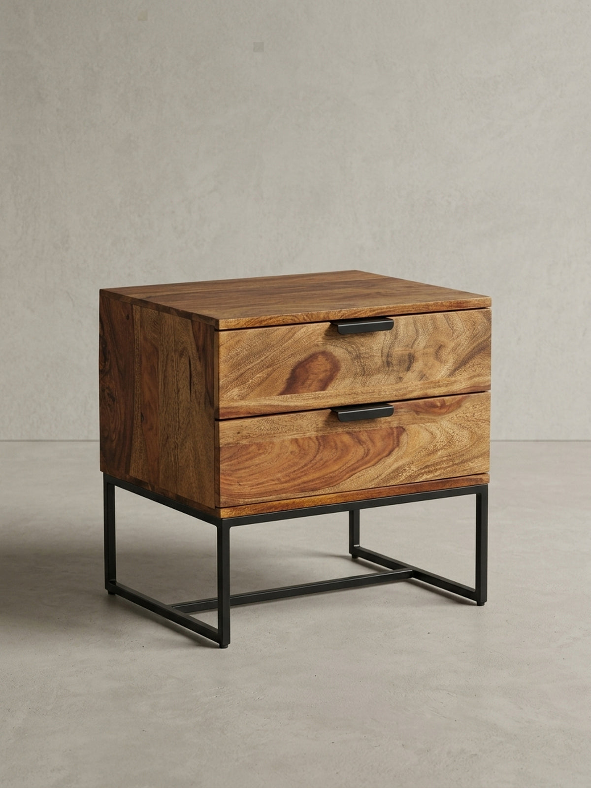 Dreiviertelansicht der Design Nachtkonsole aus Sheesham, die robuste Konstruktion aus Holz und pulverbeschichtetem Eisen zeigend._