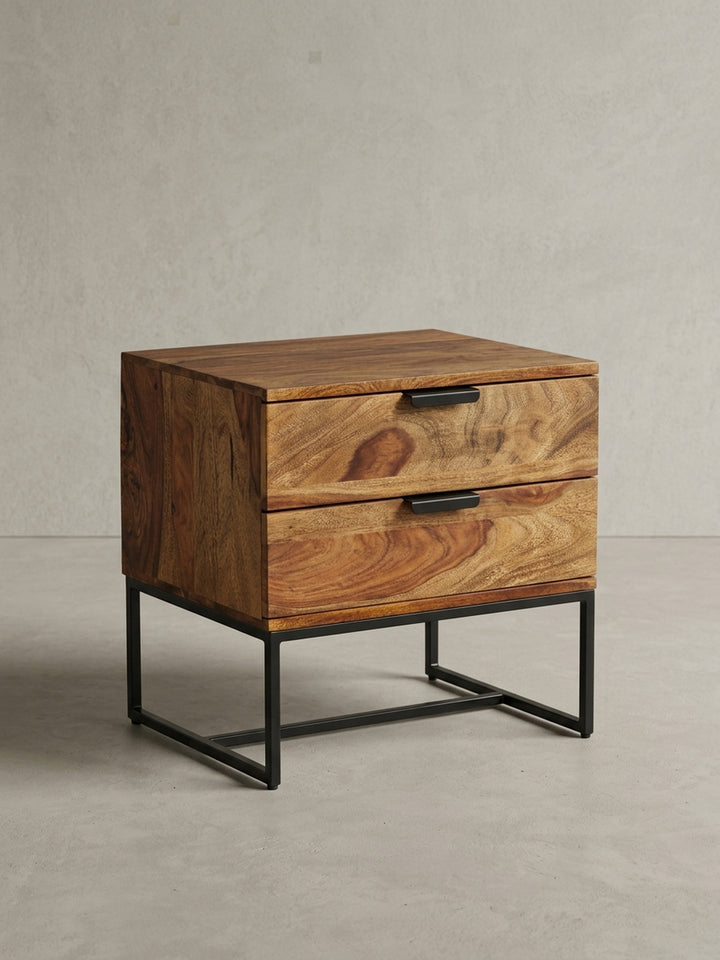Dreiviertelansicht der Design Nachtkonsole aus Sheesham, die robuste Konstruktion aus Holz und pulverbeschichtetem Eisen zeigend._