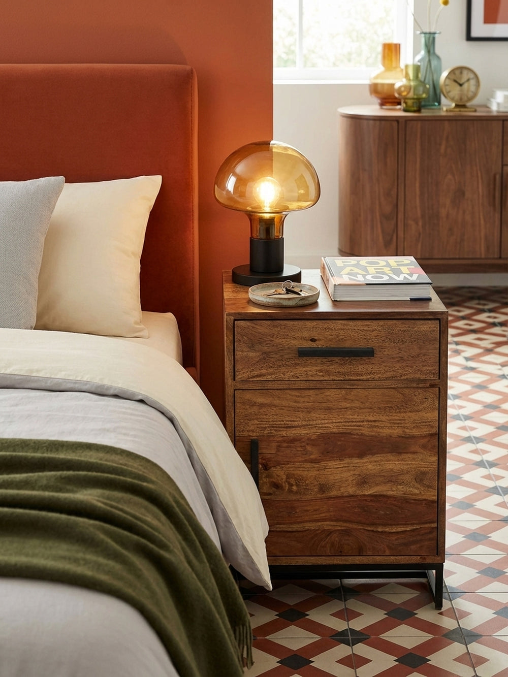 Detailaufnahme der einzigartigen Maserung des Sheesham Massivholzes, versiegelt mit Schutzlack für Langlebigkeit und eine edle Haptik._