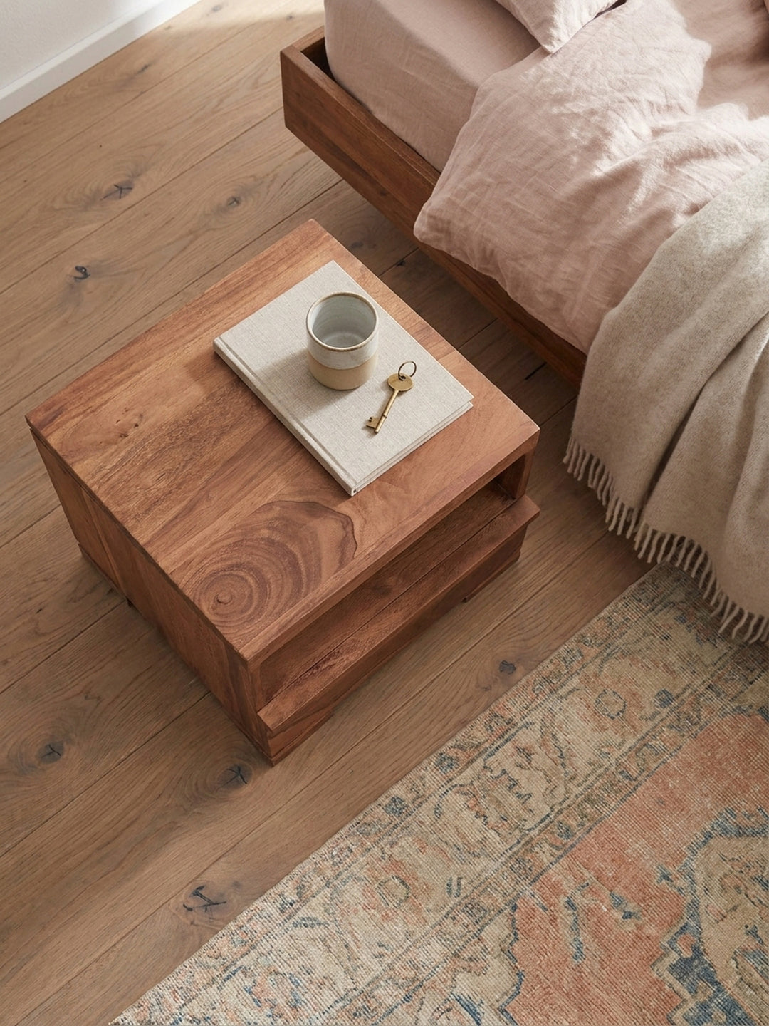 Nachttisch Sheesham Massivholz natur 40x40x30 cm Wohnidee Schlafzimmer Einrichtungsidee stilvoll kombinieren mit Schublade und Ablagefach Design Möbel Inspiration Wohnen Interior Zuhause_