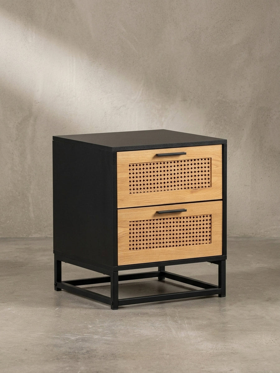 Seitenansicht der Nachtkommode, die das schlanke Profil und das Verhältnis von massivem Korpus zu dem offenen, leichten Metallgestell verdeutlicht._