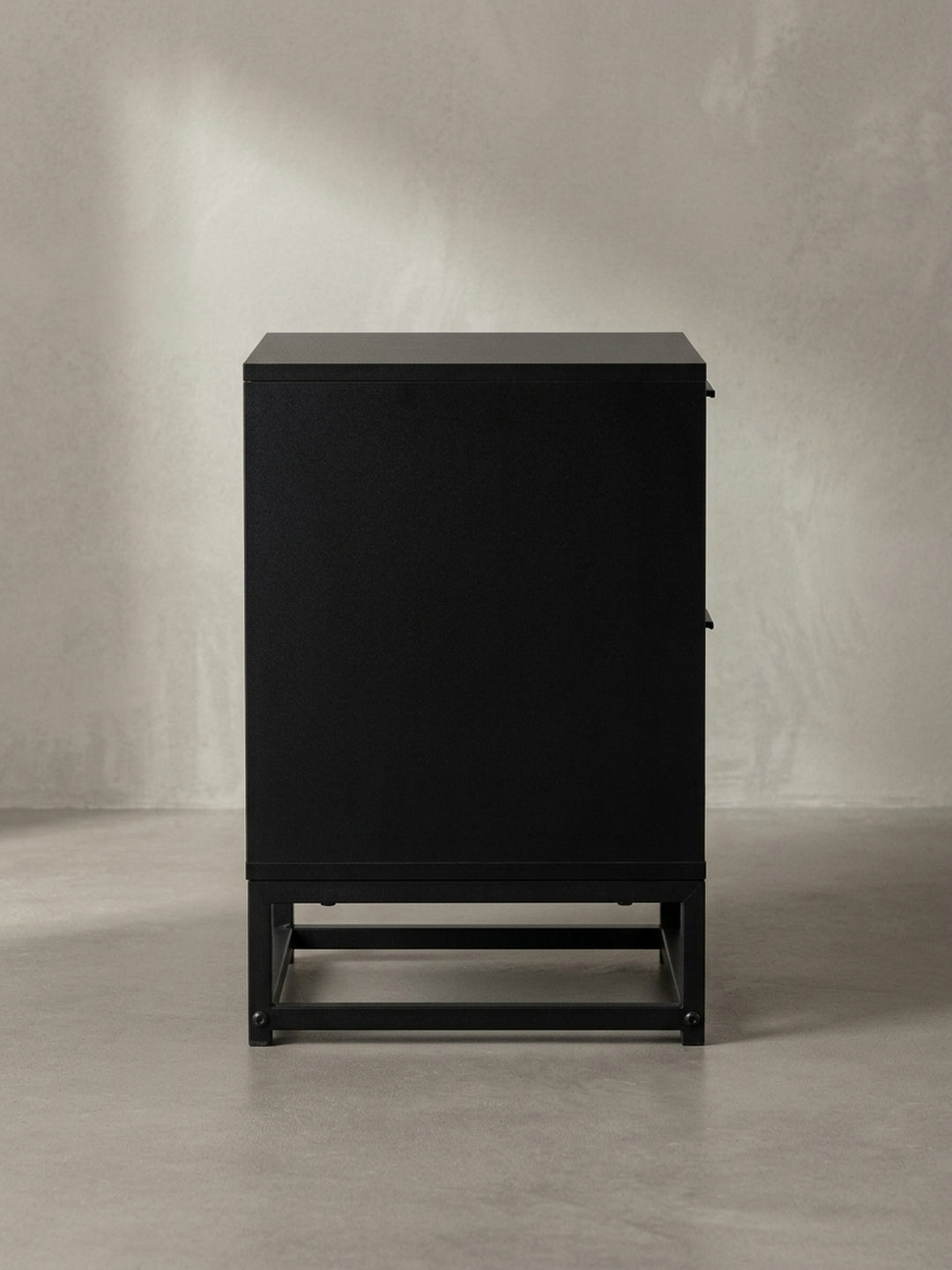 Nahaufnahme eines der schwarzen, schmalen Griffe an der Schublade mit Wiener Geflecht, der das moderne und funktionale Design unterstreicht._