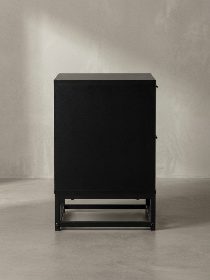 Nahaufnahme eines der schwarzen, schmalen Griffe an der Schublade mit Wiener Geflecht, der das moderne und funktionale Design unterstreicht._