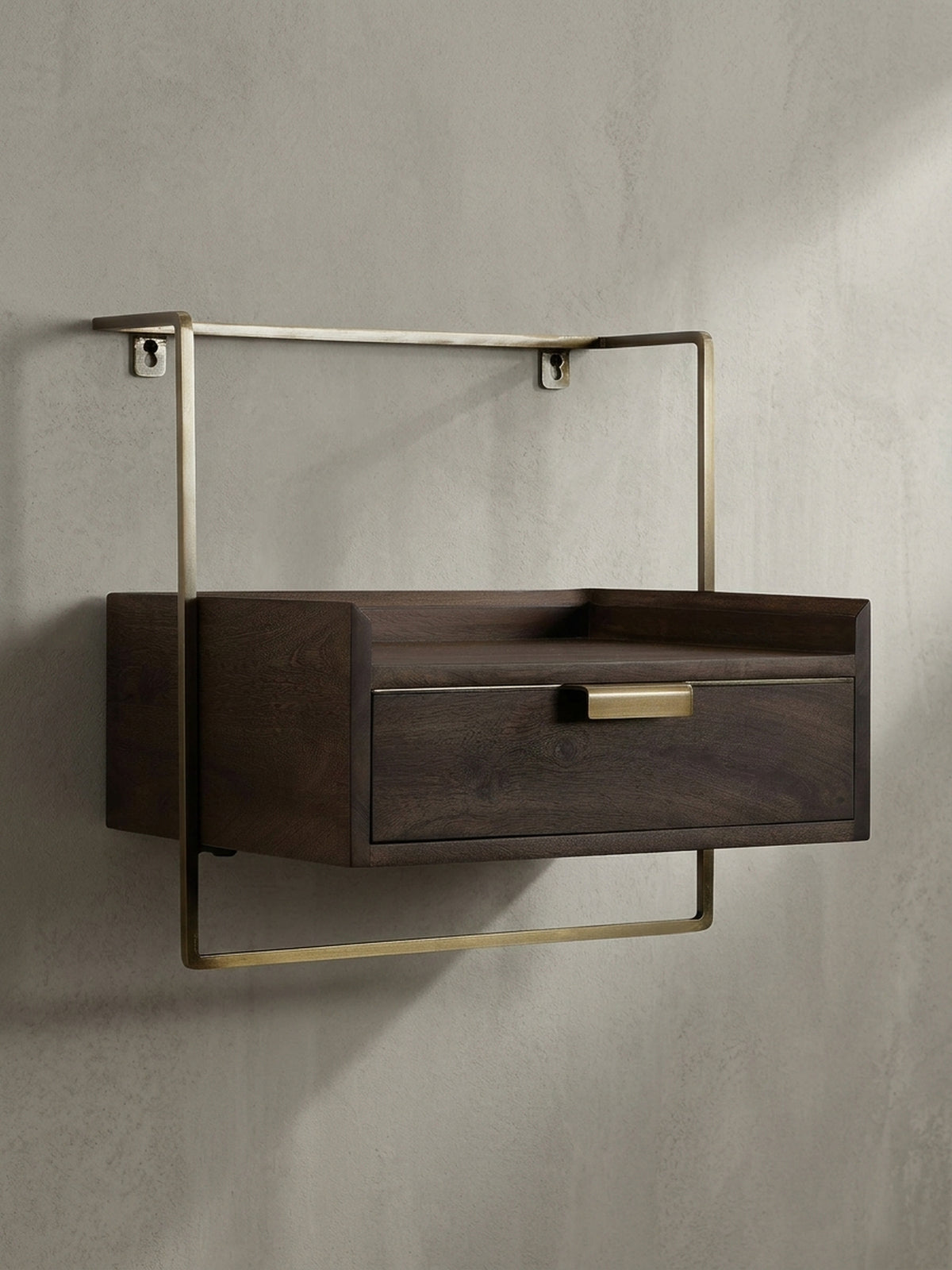 Der hängende Nachtschrank aus dunkelbraunem Massivholz als praktisches und stilvolles Möbelstück für moderne und klassische Schlafzimmer._