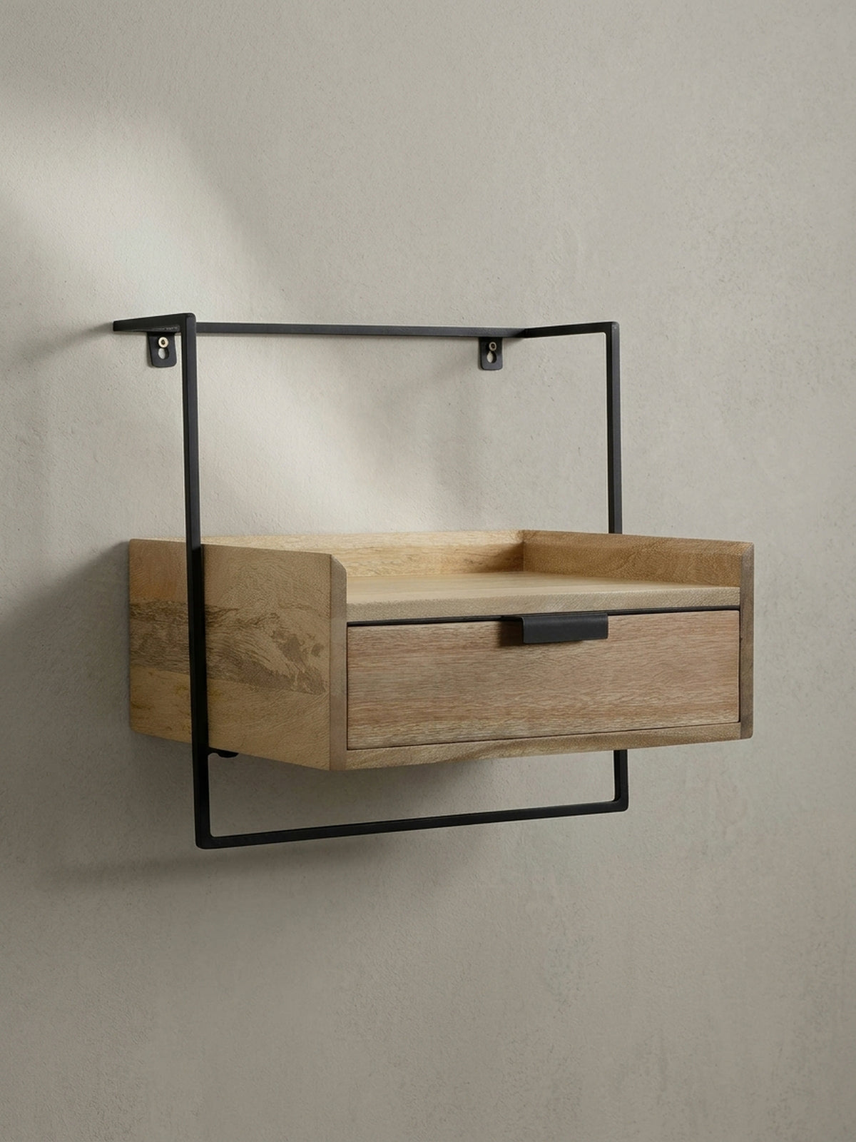 Design-Nachttisch zum Aufhängen aus massivem Mangoholz und Eisen, kombiniert industrielle Elemente mit natürlicher Wärme für das Schlafzimmer.