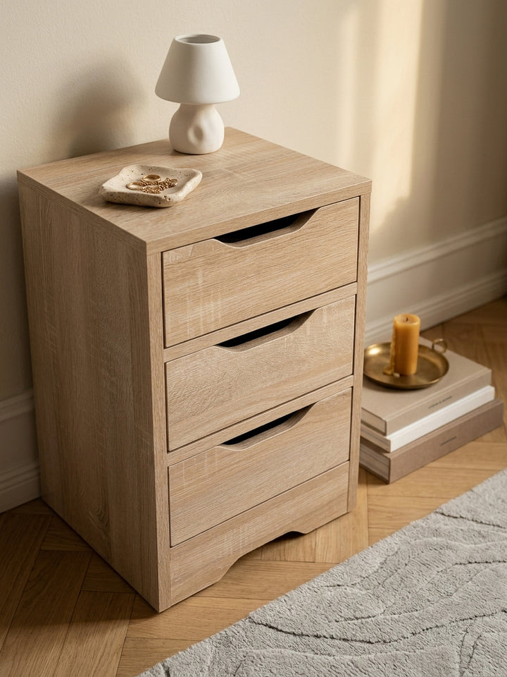 Detailaufnahme der melaminharzbeschichteten Oberfläche der Schlafzimmer-Kommode. Die täuschend echte Sonoma Eiche Maserung verleiht dem kleinen Möbelstück eine natürliche Optik._