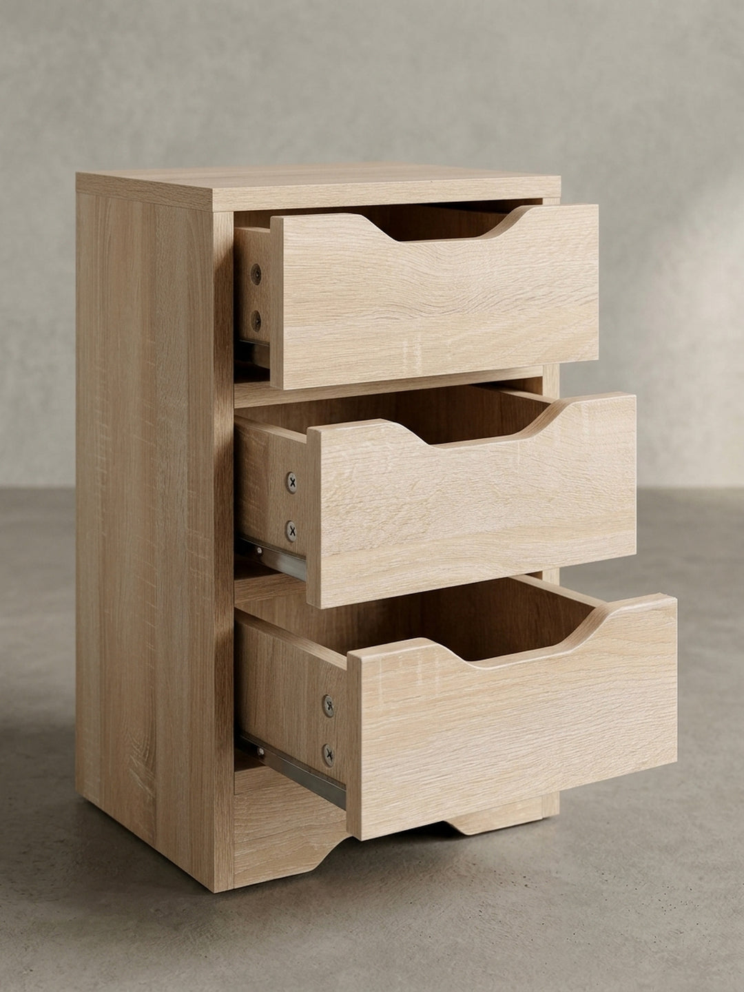 Gesamtübersicht des 31x49x31 cm großen Nachttisches. Das zeitlose Design mit drei geräumigen Schubladen kombiniert Funktionalität mit einer äußerst pflegeleichten Melaminoberfläche._