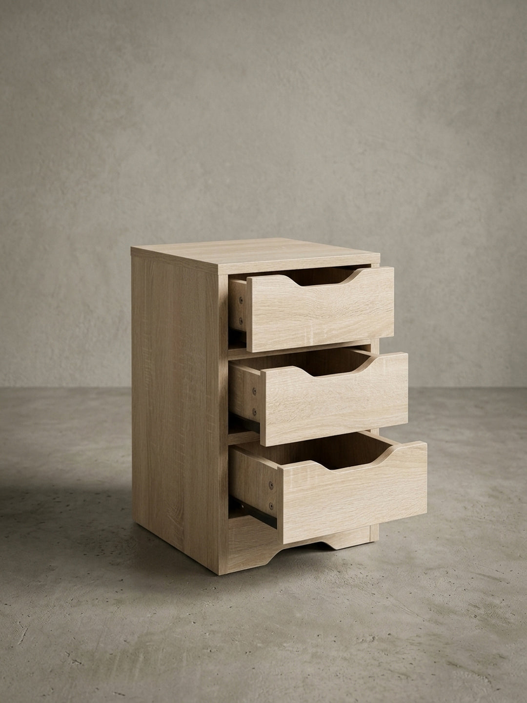 Alternative Perspektive auf den kleinen Beistellschrank für das Schlafzimmer. Die helle Holzoptik wirkt freundlich und fügt sich nahtlos in skandinavische Raumkonzepte wunderbar ein._